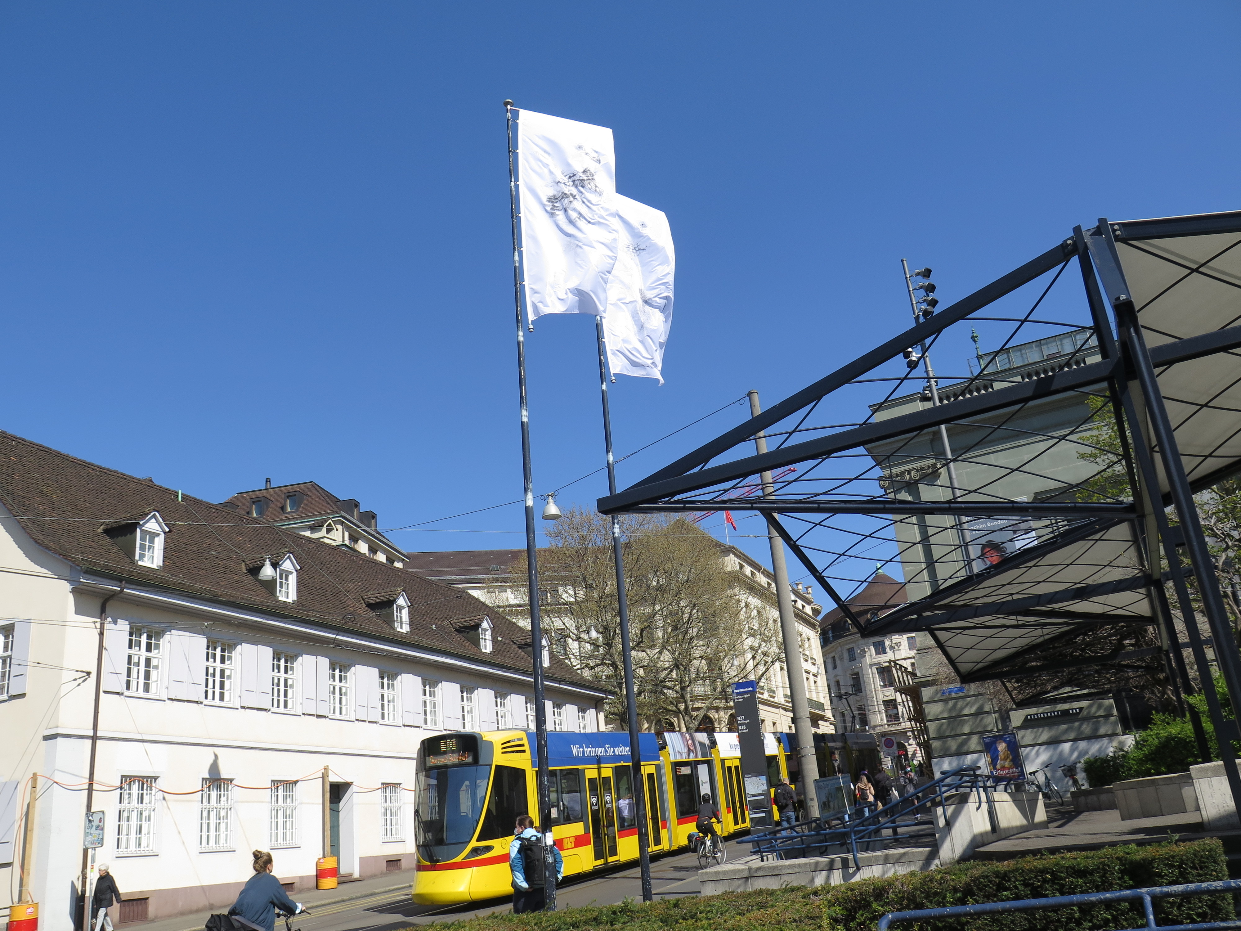 Vor dem Theater flattern Nicole Schuck’s Tauben-Zeichnungen im Stadtraum …